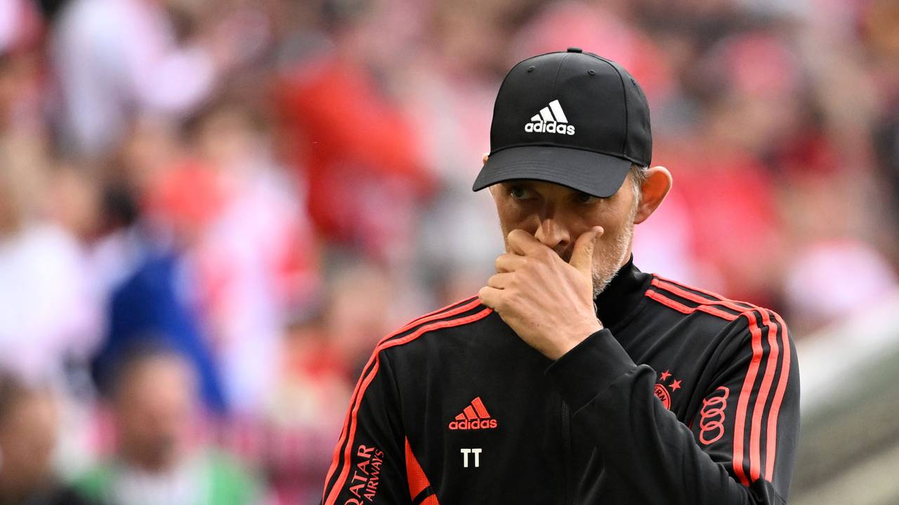 Thomas Tuchel hält sich bei einem Spiel des FC Bayern die Hand vors Gesicht.