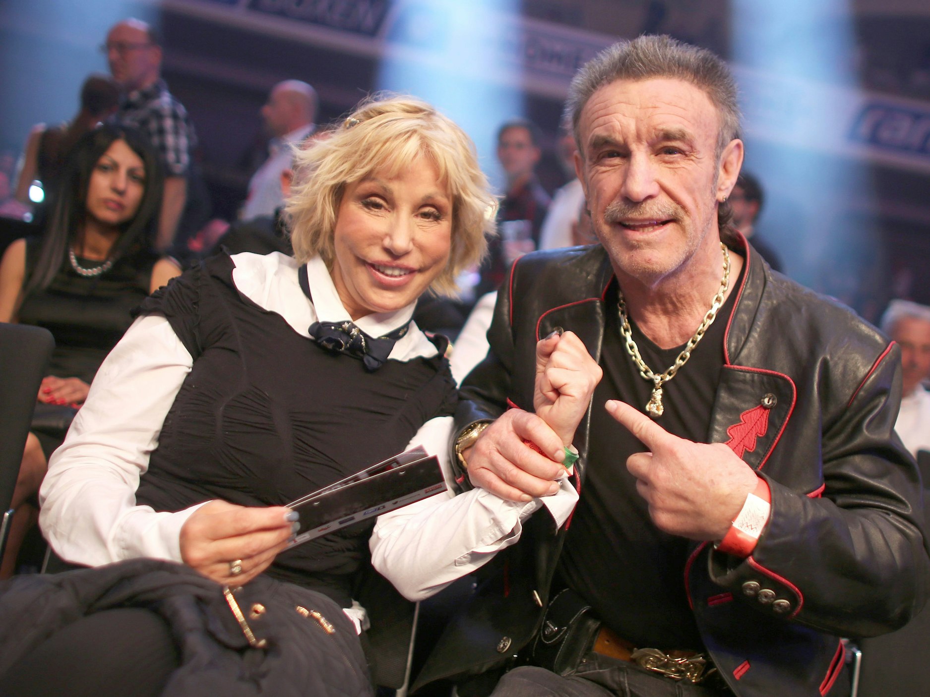 René Weller und seine Frau Maria schauen sich gemeinsam einen Boxkampf an.