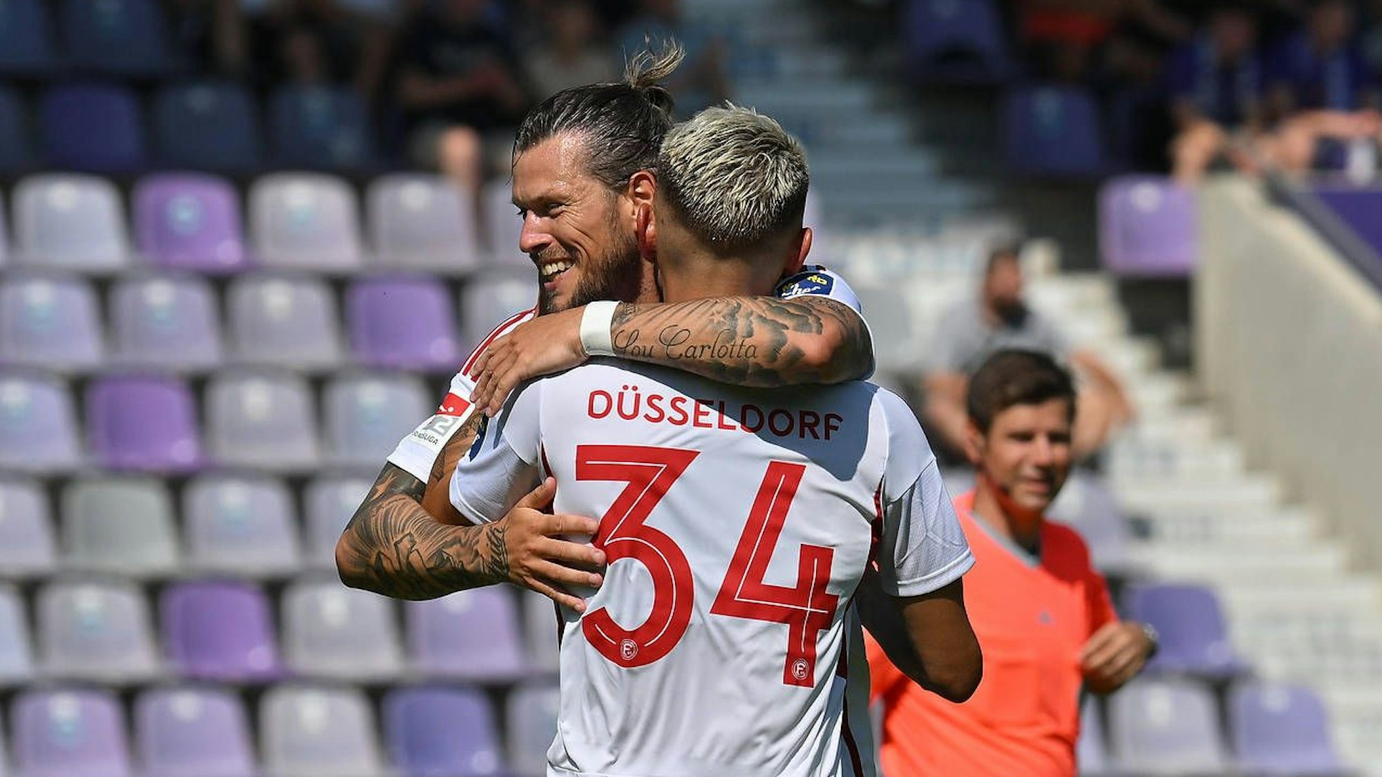 Daniel Ginczek und Nicolas Gavory umarmen sich beim Tor-Jubel.