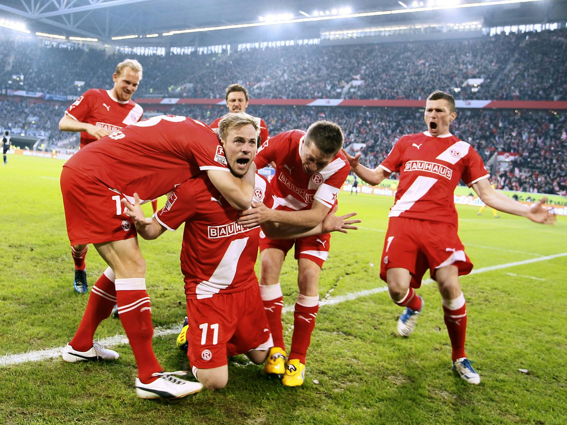 Maximilian Beister jubelt mit seinen Teamkollegen nach dem Treffer gegen Hertha BSC.