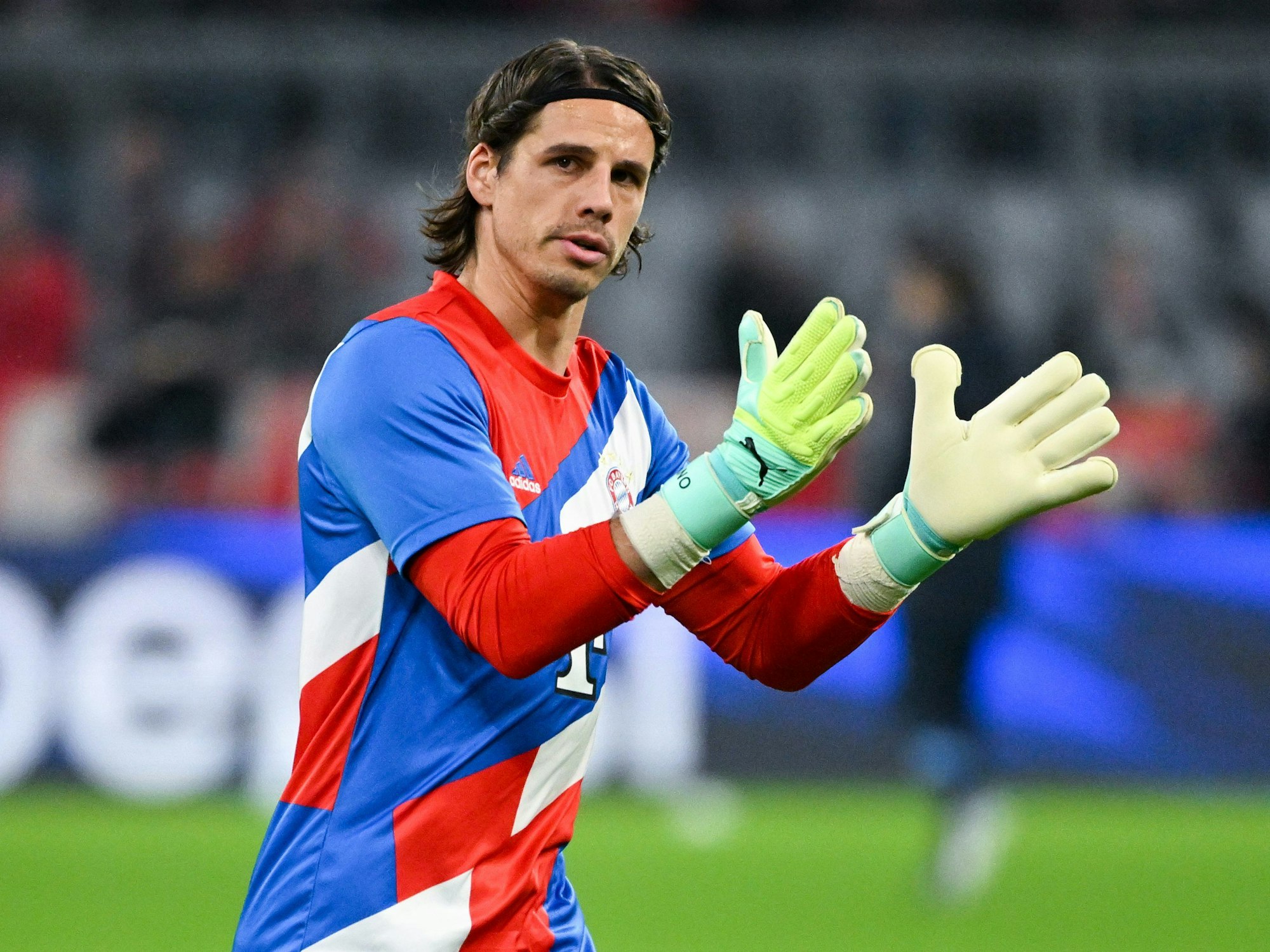Bayern-Keeper Yann Sommer beim Aufwärmen vor dem Spiel gegen Manchester City.