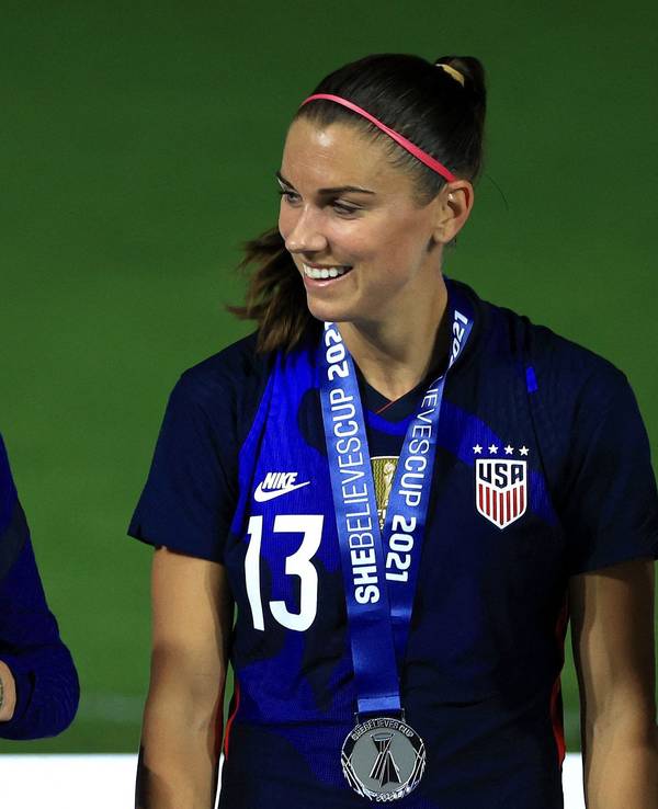 Megan Rapinoe und Alex Morgan feiern den Sieg im SheBelieves Cup.