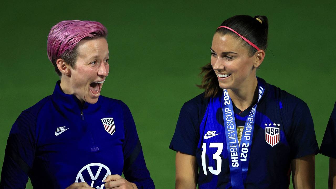 Megan Rapinoe und Alex Morgan feiern den Sieg im SheBelieves Cup.