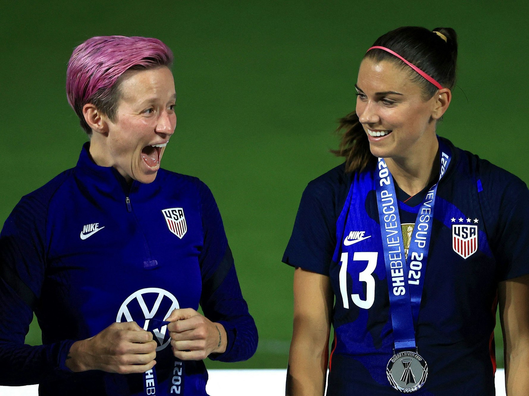 Megan Rapinoe und Alex Morgan feiern den Sieg im SheBelieves Cup.