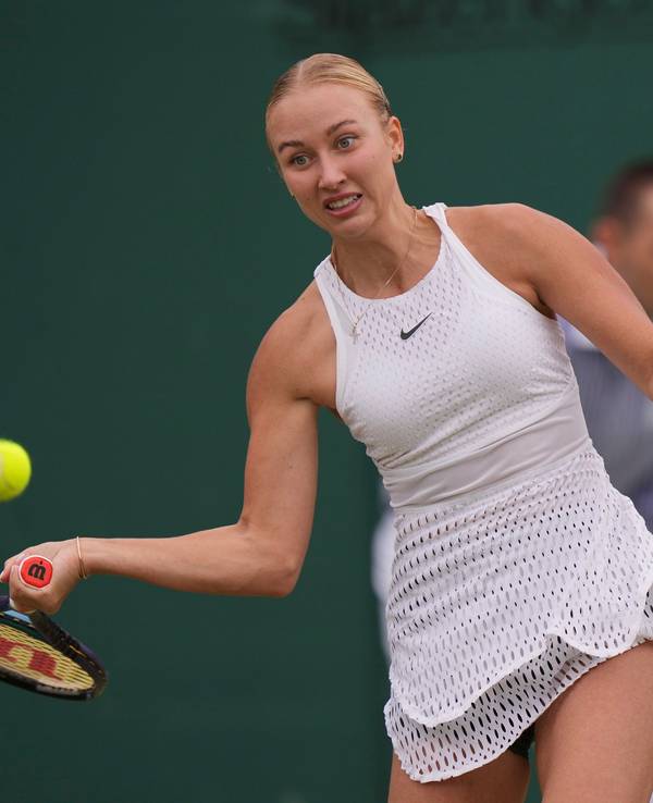 Tennisspielerin Anastassija Potapowa spielt den Ball mit der Vorhand.