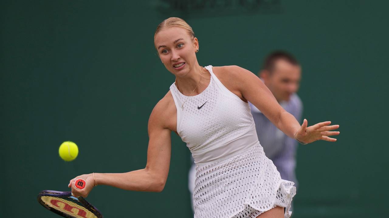 Tennisspielerin Anastassija Potapowa spielt den Ball mit der Vorhand.