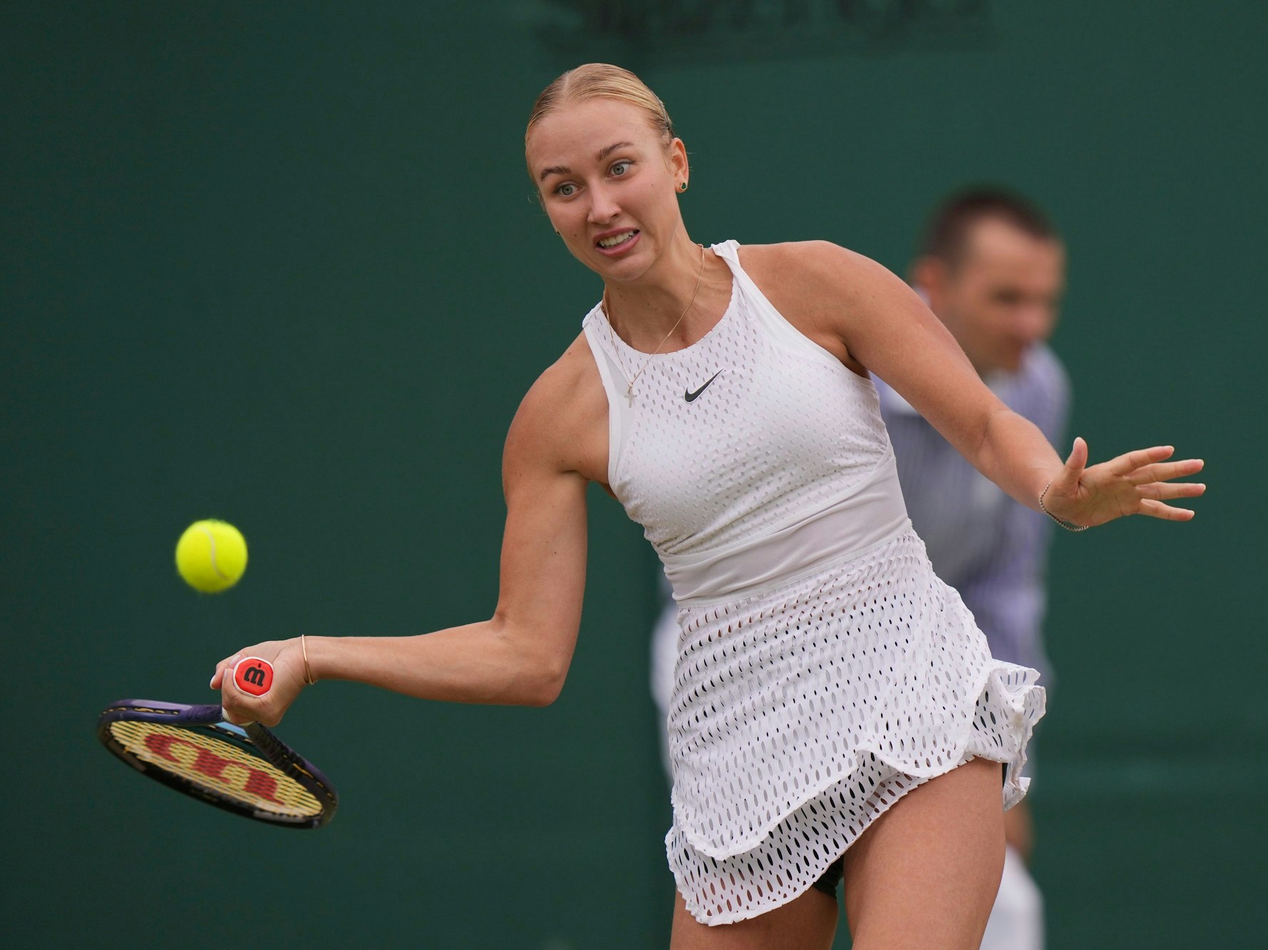 Tennisspielerin Anastassija Potapowa spielt den Ball mit der Vorhand.