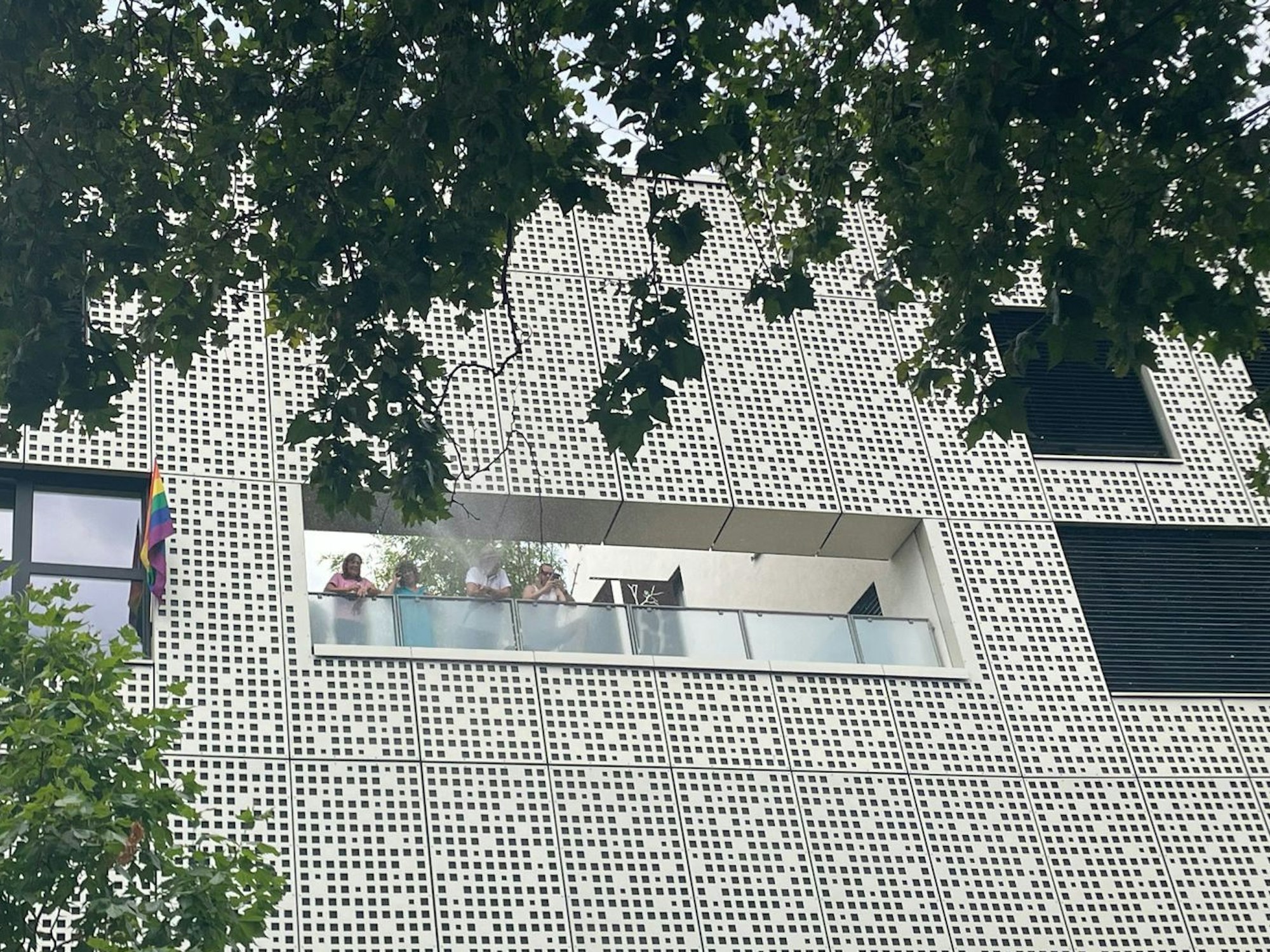 Mit einem Gartenschlauch gibt es eine nette Abkühlung für die CSD-Fans in der Nähe des Friesenplatzes.