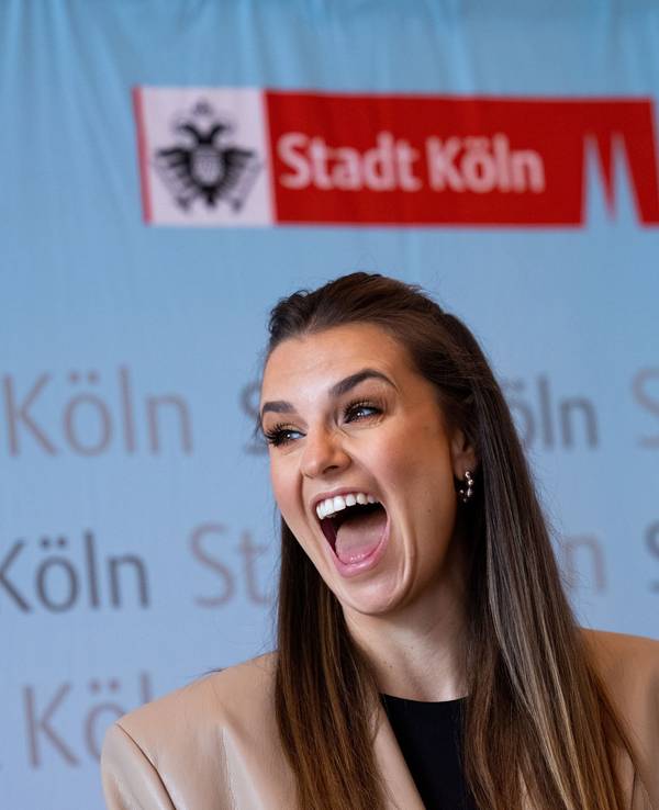 Laura Wontorra, Moderatorin, steht im Februar 2022 im Muschelsaal des Historischen Rathauses. Kölns Oberbürgermeisterin Reker stellte die Moderatorin hier als „Ehrenamtspatin“ vor.