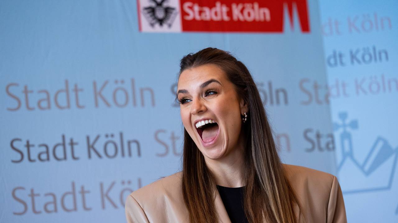 Laura Wontorra, Moderatorin, steht im Februar 2022 im Muschelsaal des Historischen Rathauses. Kölns Oberbürgermeisterin Reker stellte die Moderatorin hier als „Ehrenamtspatin“ vor.