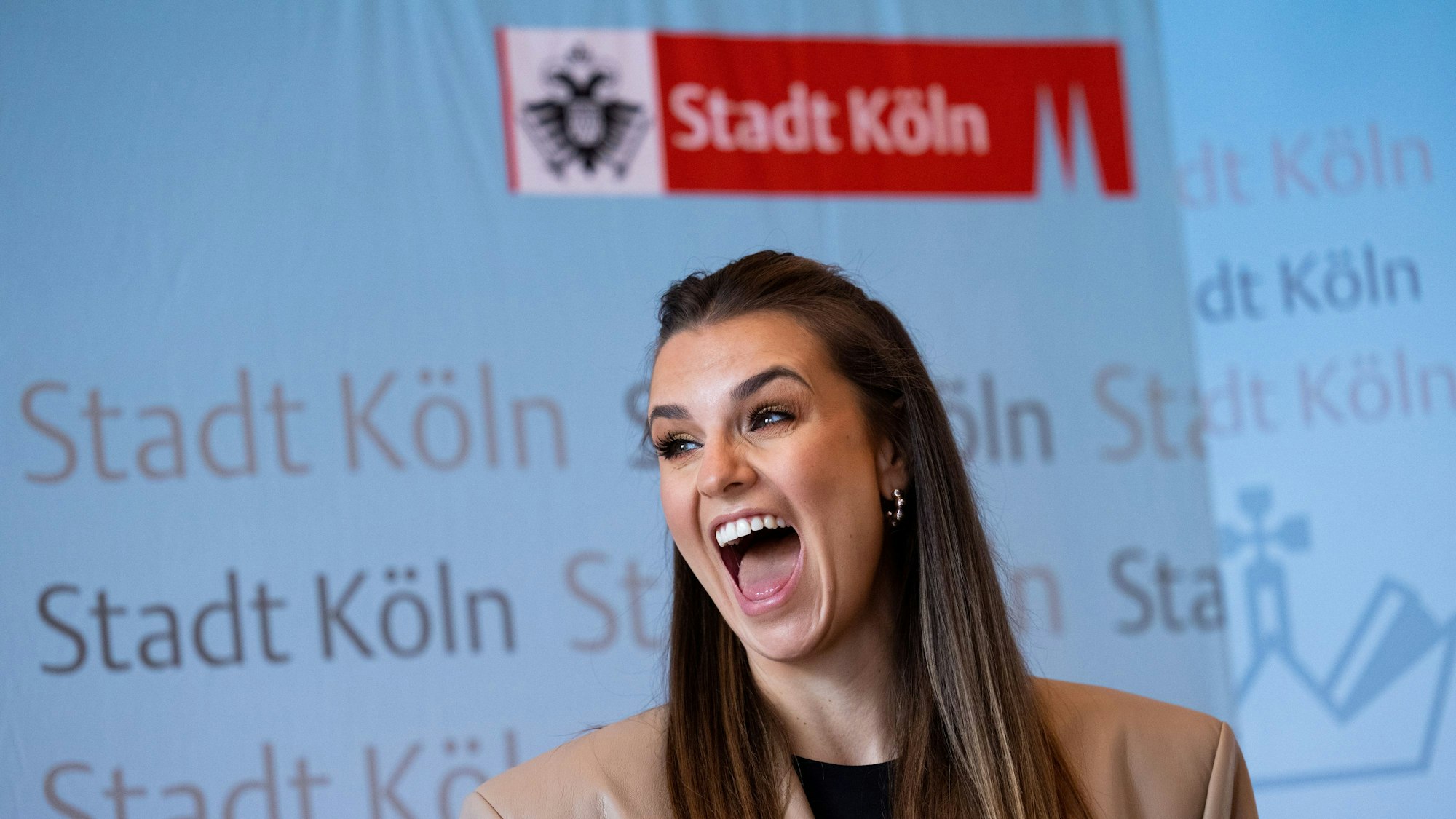 Laura Wontorra, Moderatorin, steht im Februar 2022 im Muschelsaal des Historischen Rathauses. Kölns Oberbürgermeisterin Reker stellte die Moderatorin hier als „Ehrenamtspatin“ vor.