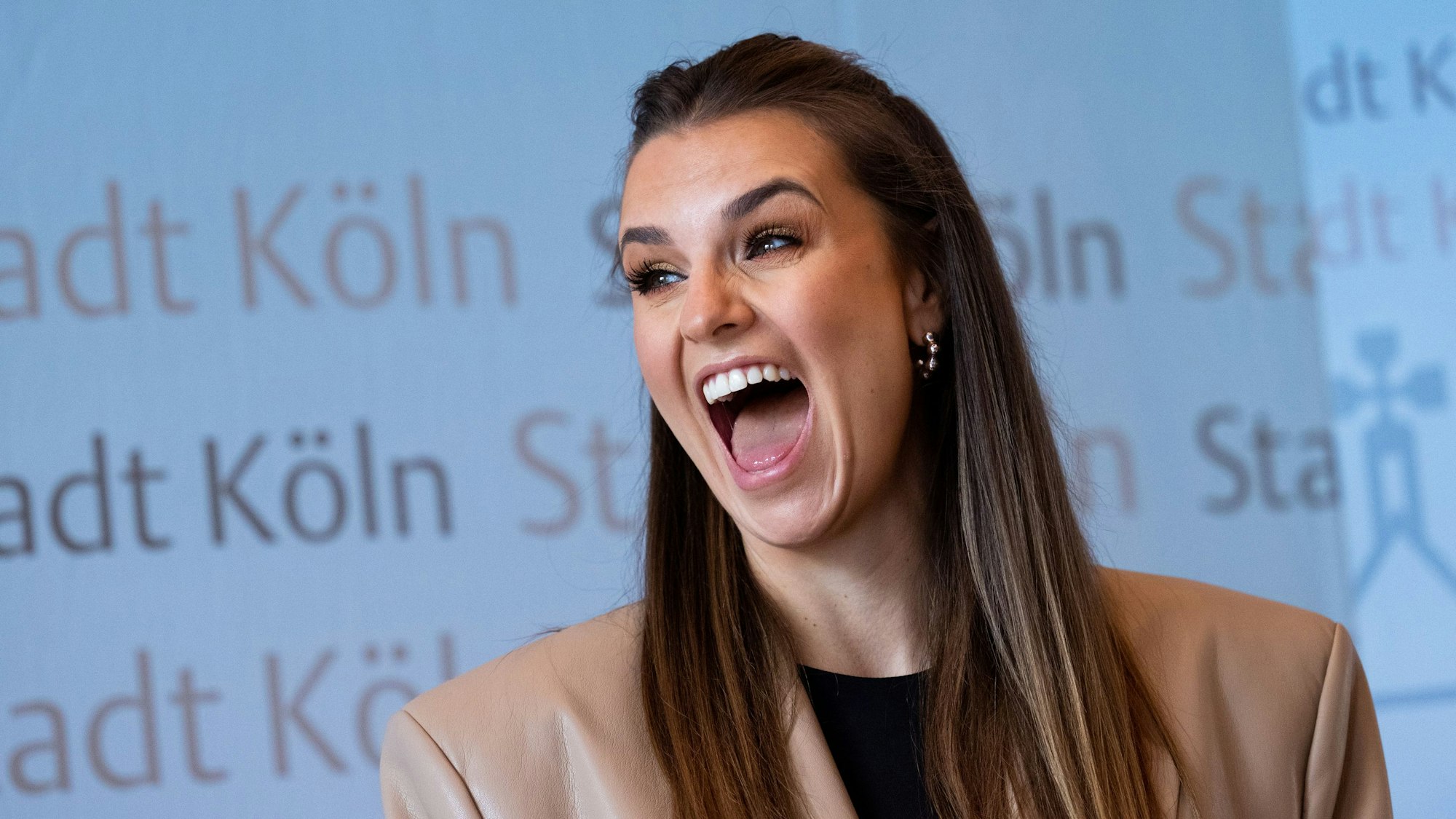 Laura Wontorra, Moderatorin, steht im Muschelsaal des Historischen Rathauses.