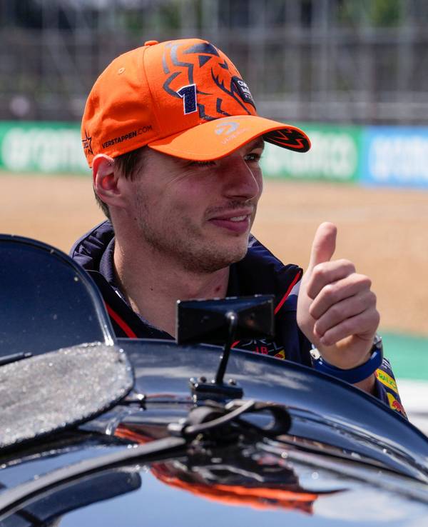 Mac Verstappen hebt bei der Fahrer-Parade vor dem Rennen in Silverstone den Daumen.