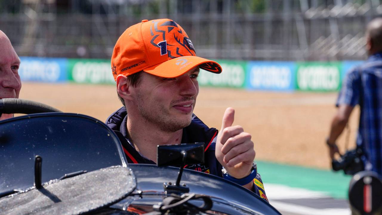 Mac Verstappen hebt bei der Fahrer-Parade vor dem Rennen in Silverstone den Daumen.