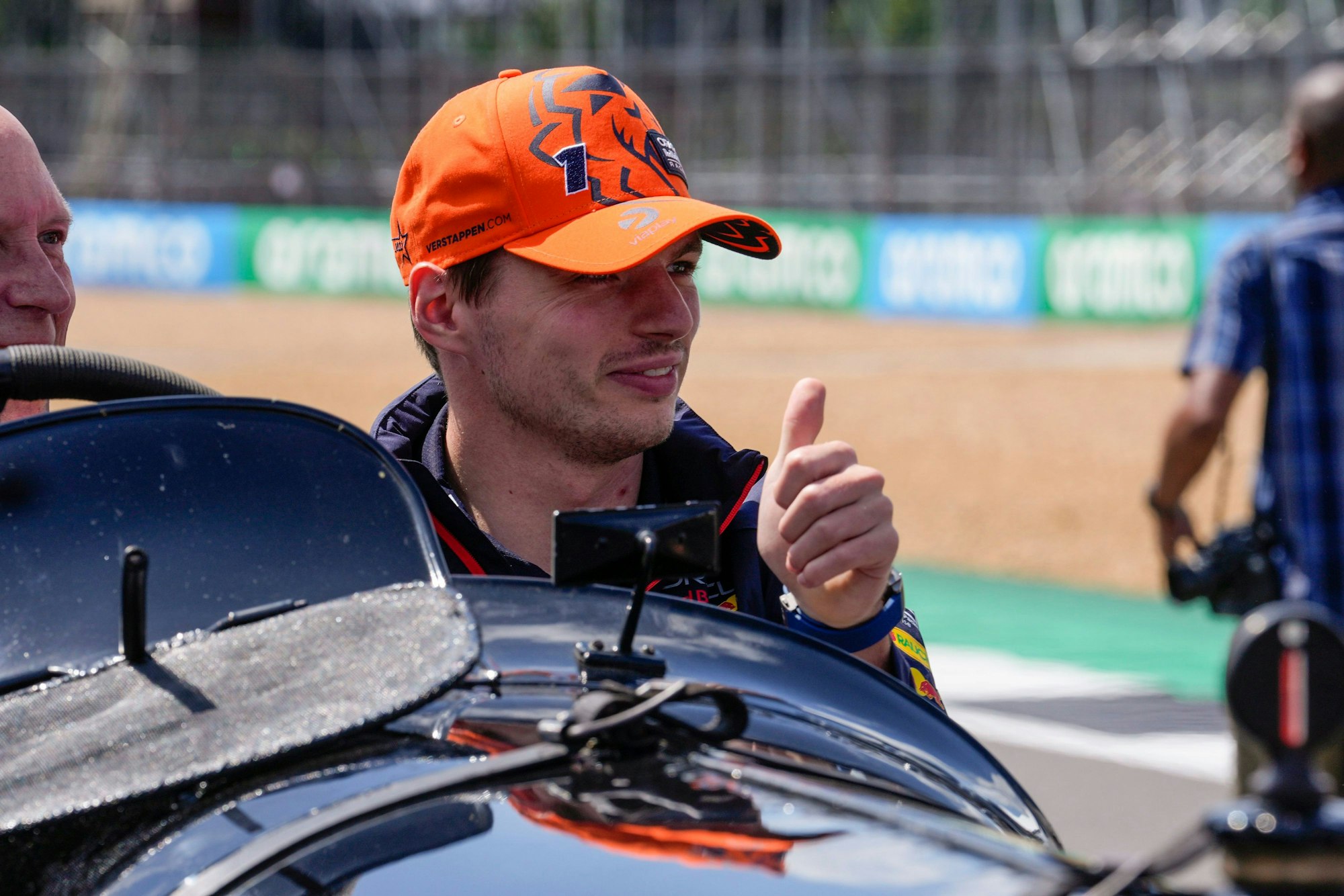 Mac Verstappen hebt bei der Fahrer-Parade vor dem Rennen in Silverstone den Daumen.