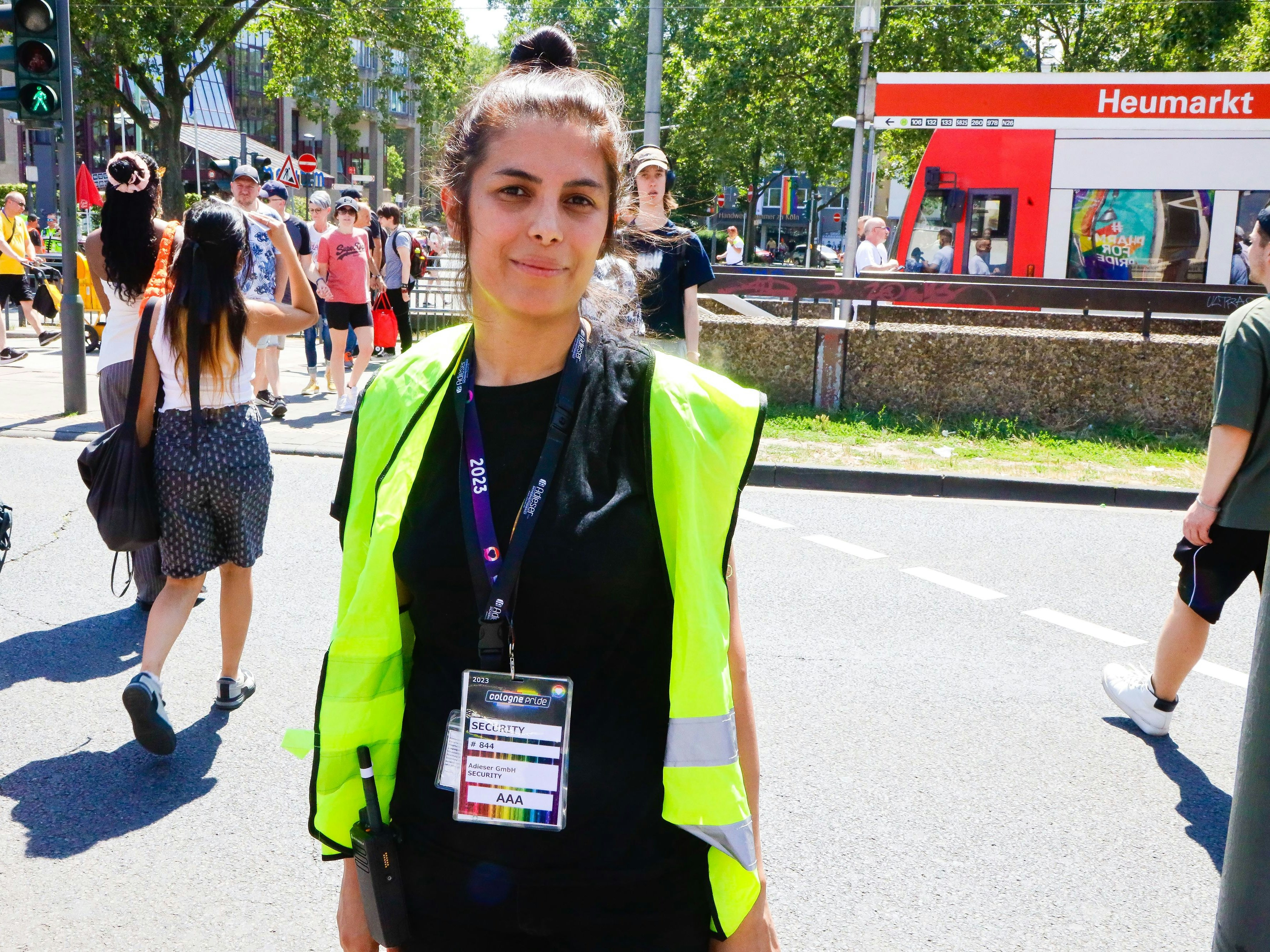 Mona Izadi (32) sichert die Bahn- und Straßenübergänge, wie hier am Heumarkt. Sie studierte Zahnmedizin in der Ukraine und stammt aus dem Iran.
