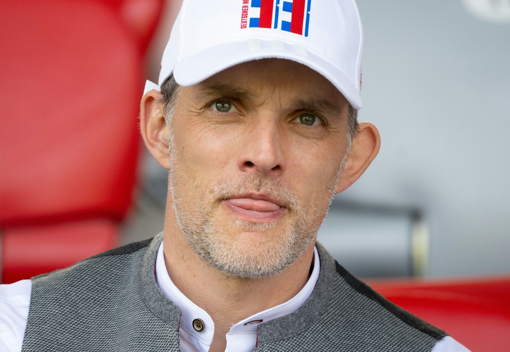 Thomas Tuchel streckt die Zunge raus.