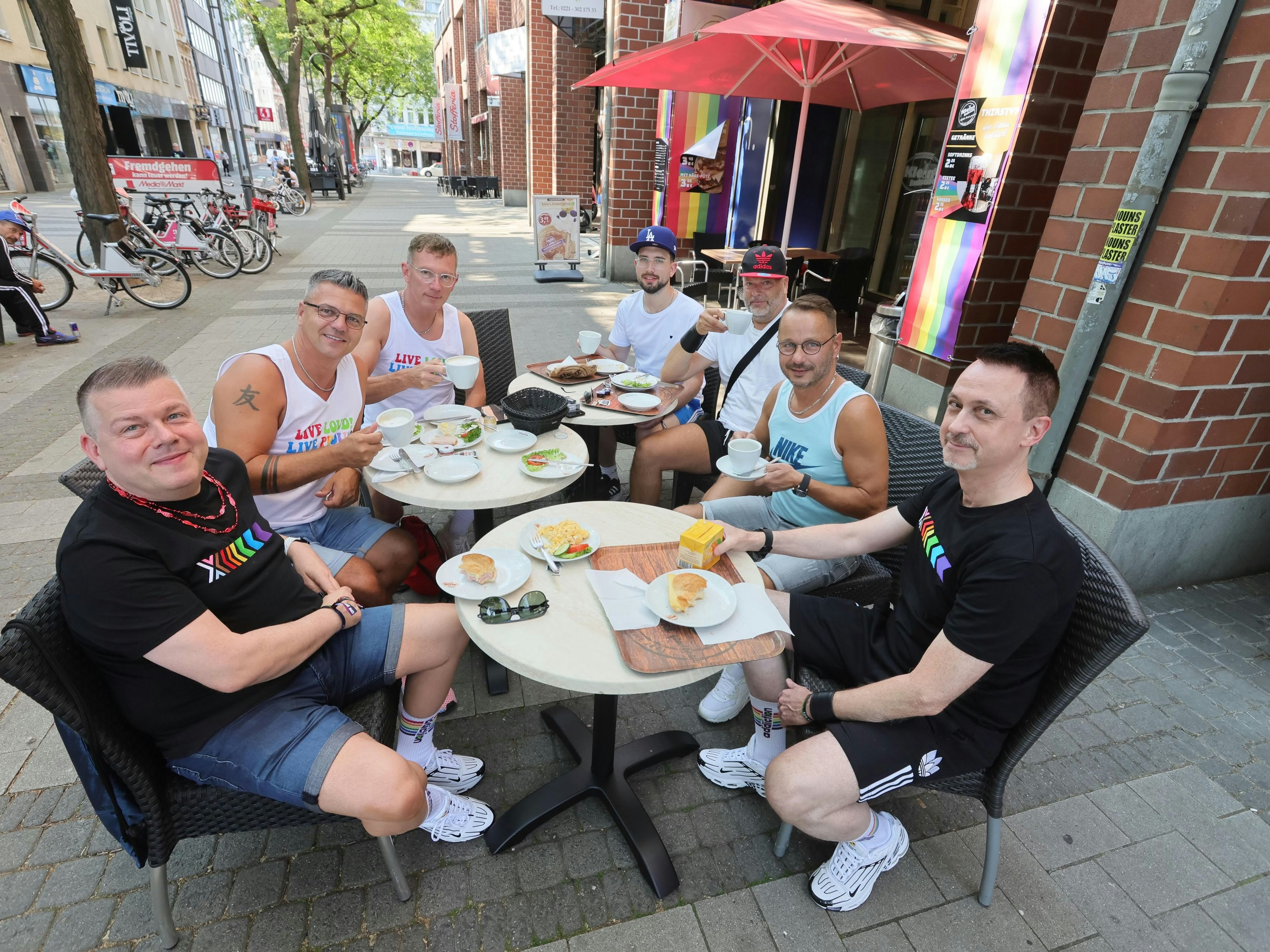 Vor der CSD-Parade – diese Gruppe aus Bayern ist extra für den CSD nach Köln gekommen.