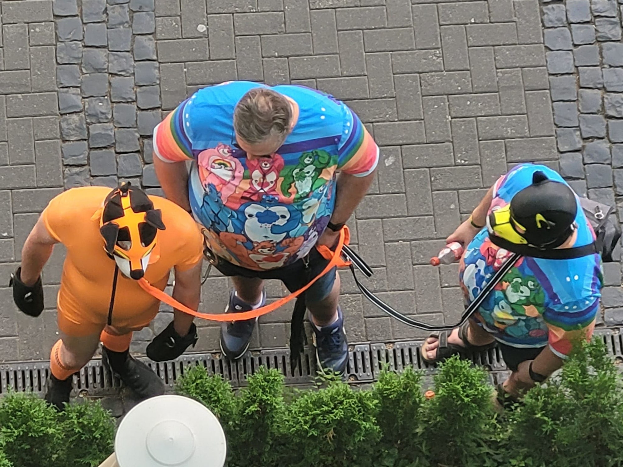 CSD-Besucher warten am Rudolfplatz auf die CSD-Parade.