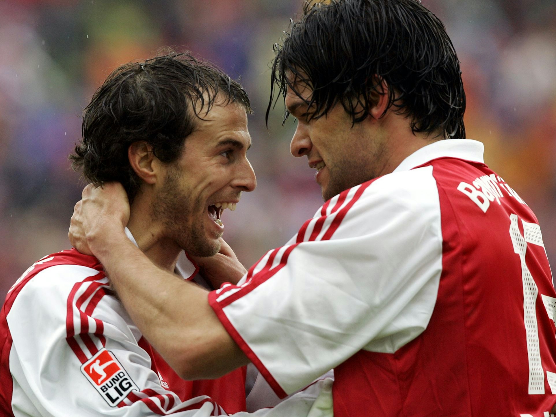 Michael Ballack ist im Begriff, Mehmet Scholl zu umarmen.