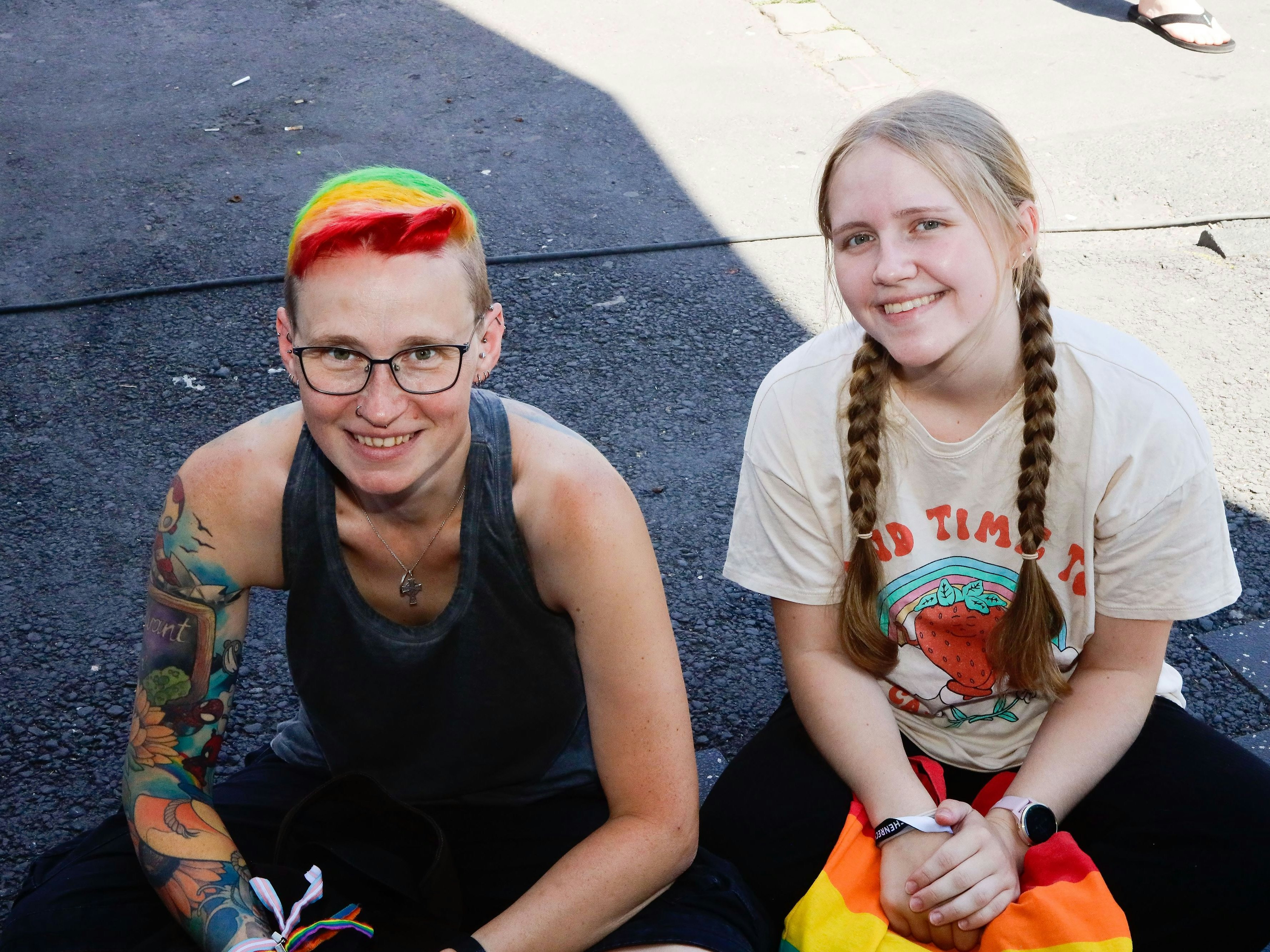 Mel (42) mit ihrer Tochter Liv (18) aus Dortmund. Mel hat sich extra die Haare im Regenbogen-Look gefärbt.