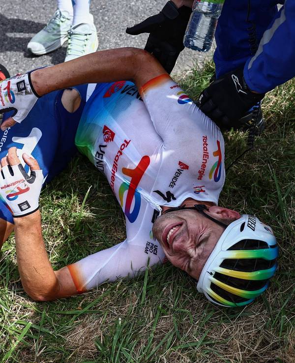 Steff Cras wird nach seinem Sturz auf der achten Etappe der Tour de France erstversorgt.
