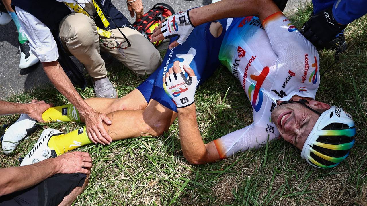 Steff Cras wird nach seinem Sturz auf der achten Etappe der Tour de France erstversorgt.