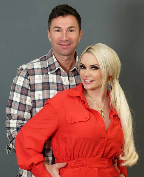 Reality-Show-Darstellerin Daniela Katzenberger und und ihr Ehemann, der Sänger Lucas Cordalis, stehen bei einem Fototermin vor einer grauen Wand. Lucas Cordalis hat dabei die Arme um seine Frau geschlungen.