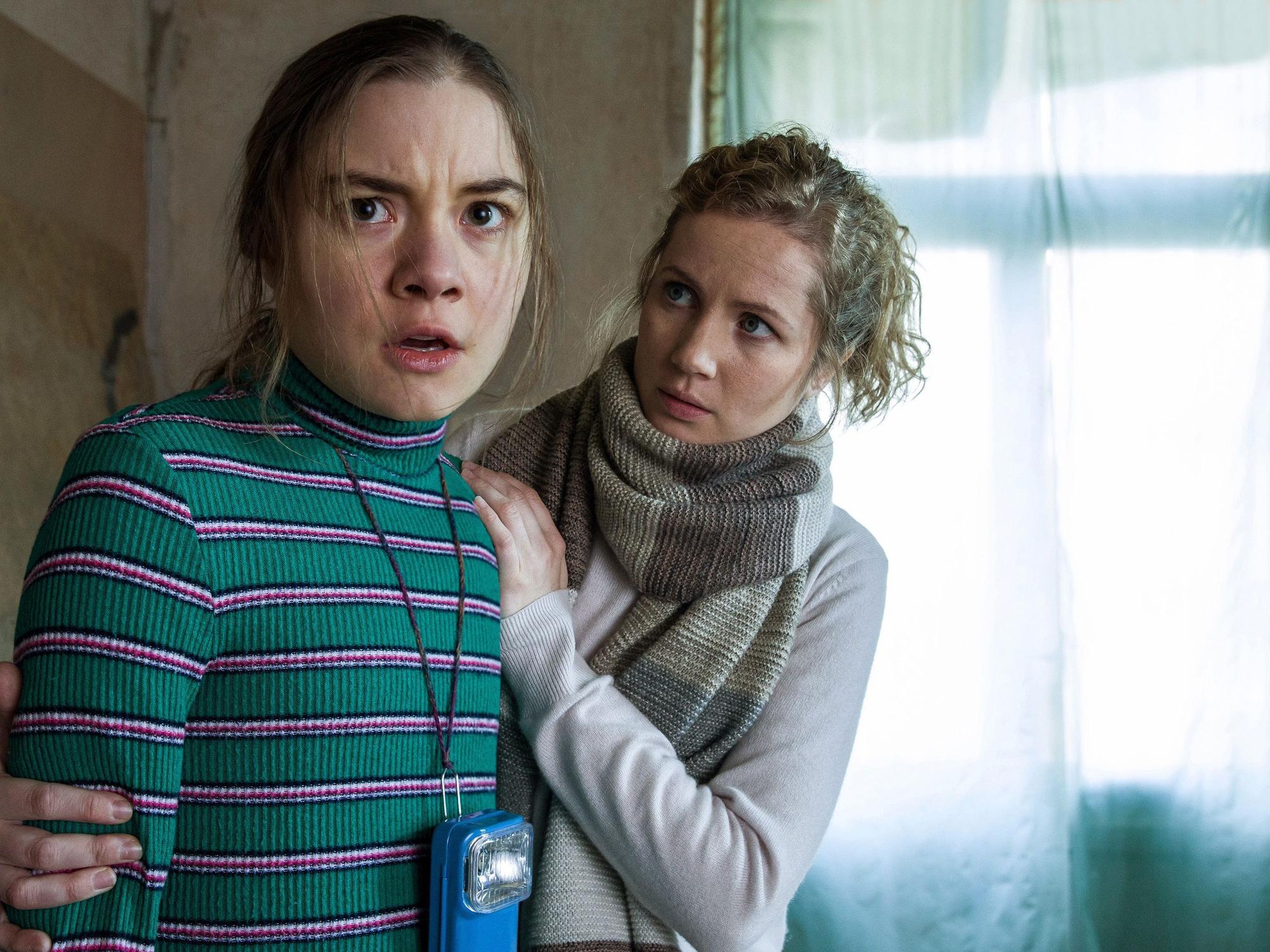 Cornelia Gröschel tröstet Hannah Schiller.
