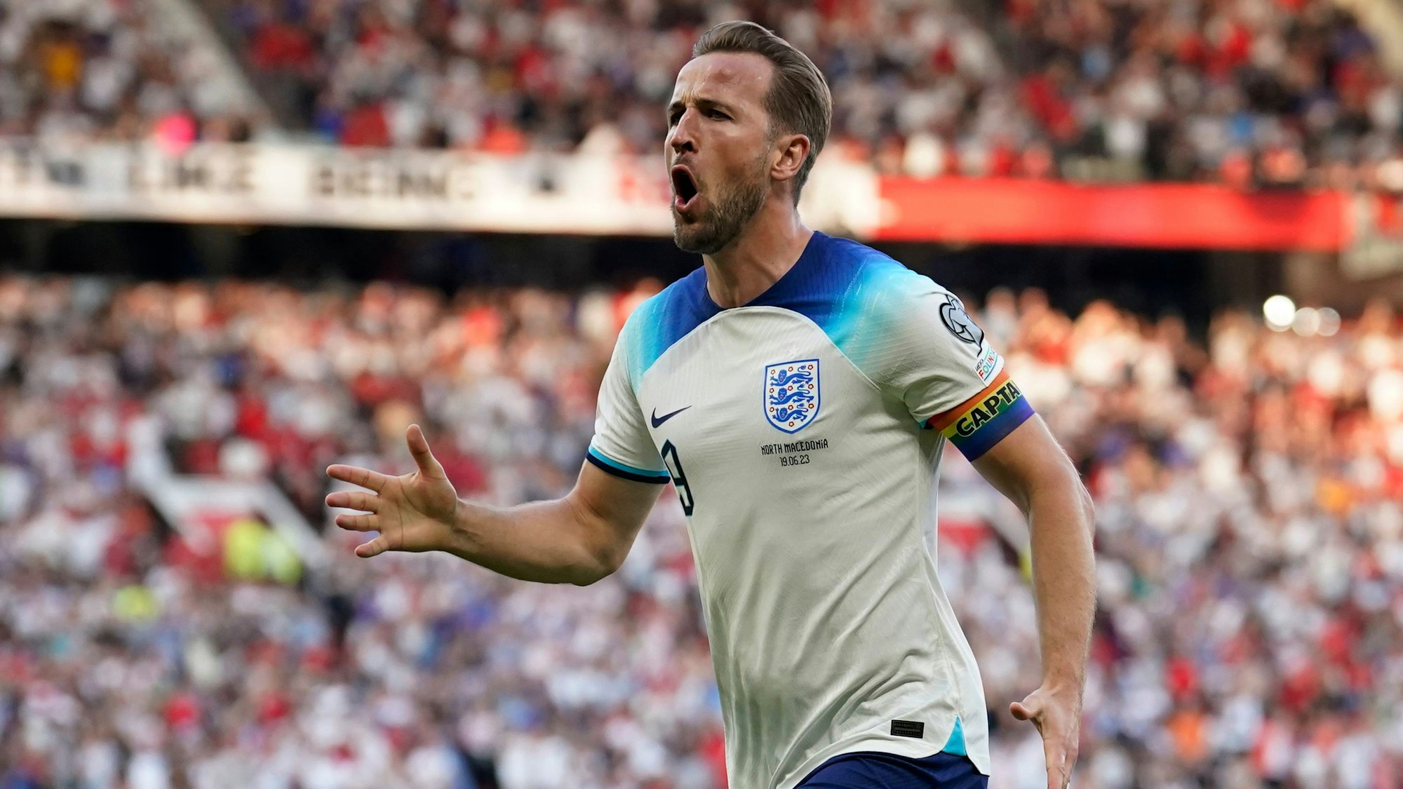 Harry Kane aus England jubelt über sein Tor, indem er seinen Mund aufreißt.