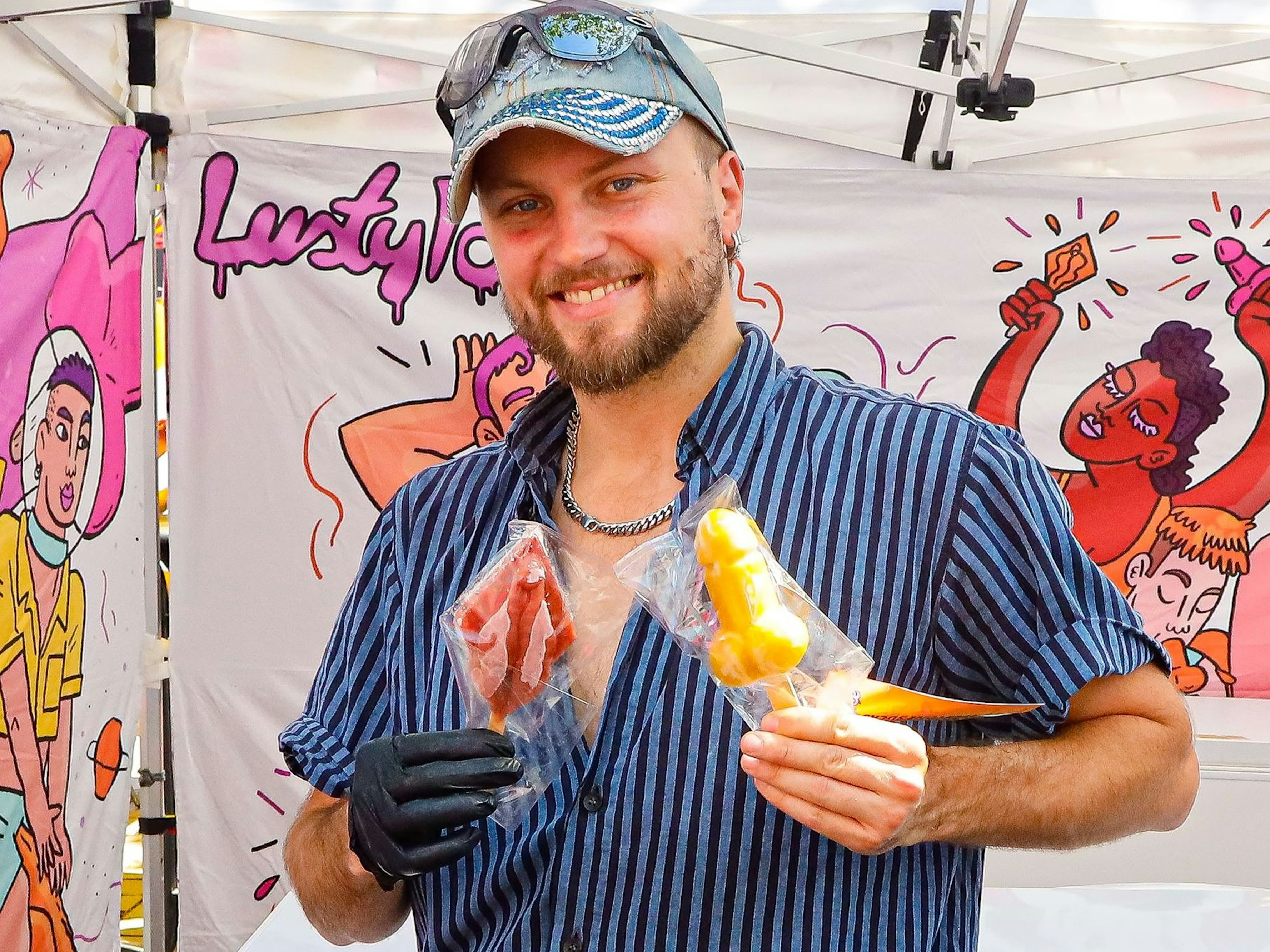 Andere (35) aus Berlin verkauft am 8. Juli Eis in Vulva- und Penis-Form am Heumarkt.