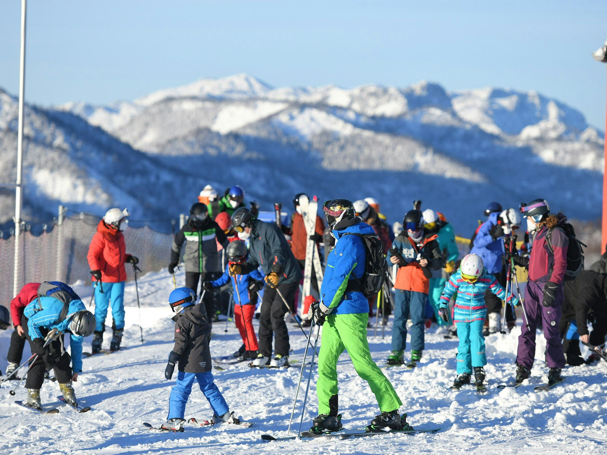 Ausflügler sind zum Skifahren auf dem Kasberg unterwegs. Damit dürfte bald Schluss sein.