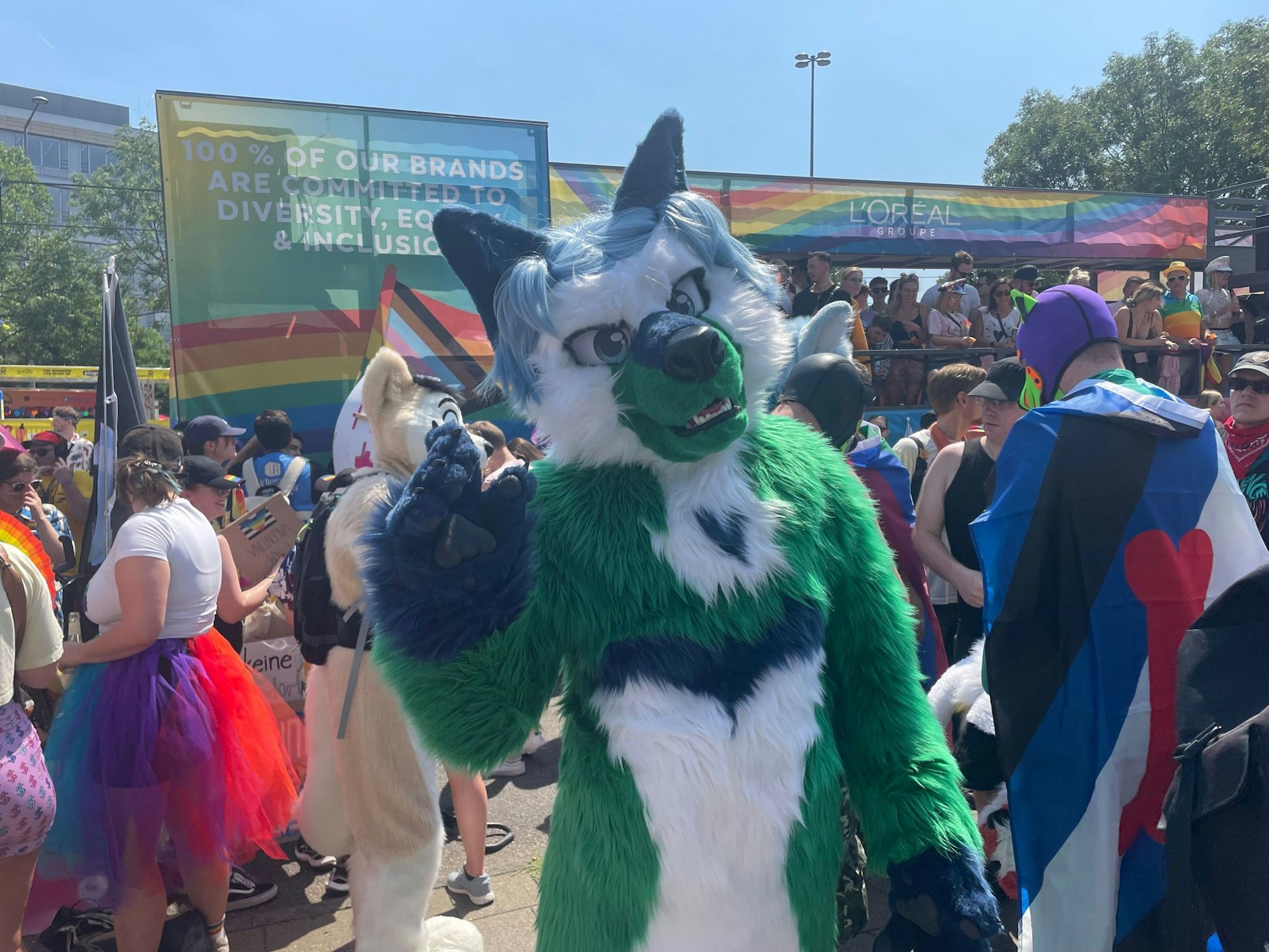 Shinon ist beim Kölner CSD als Puppy im Fellkostüm unterwegs.