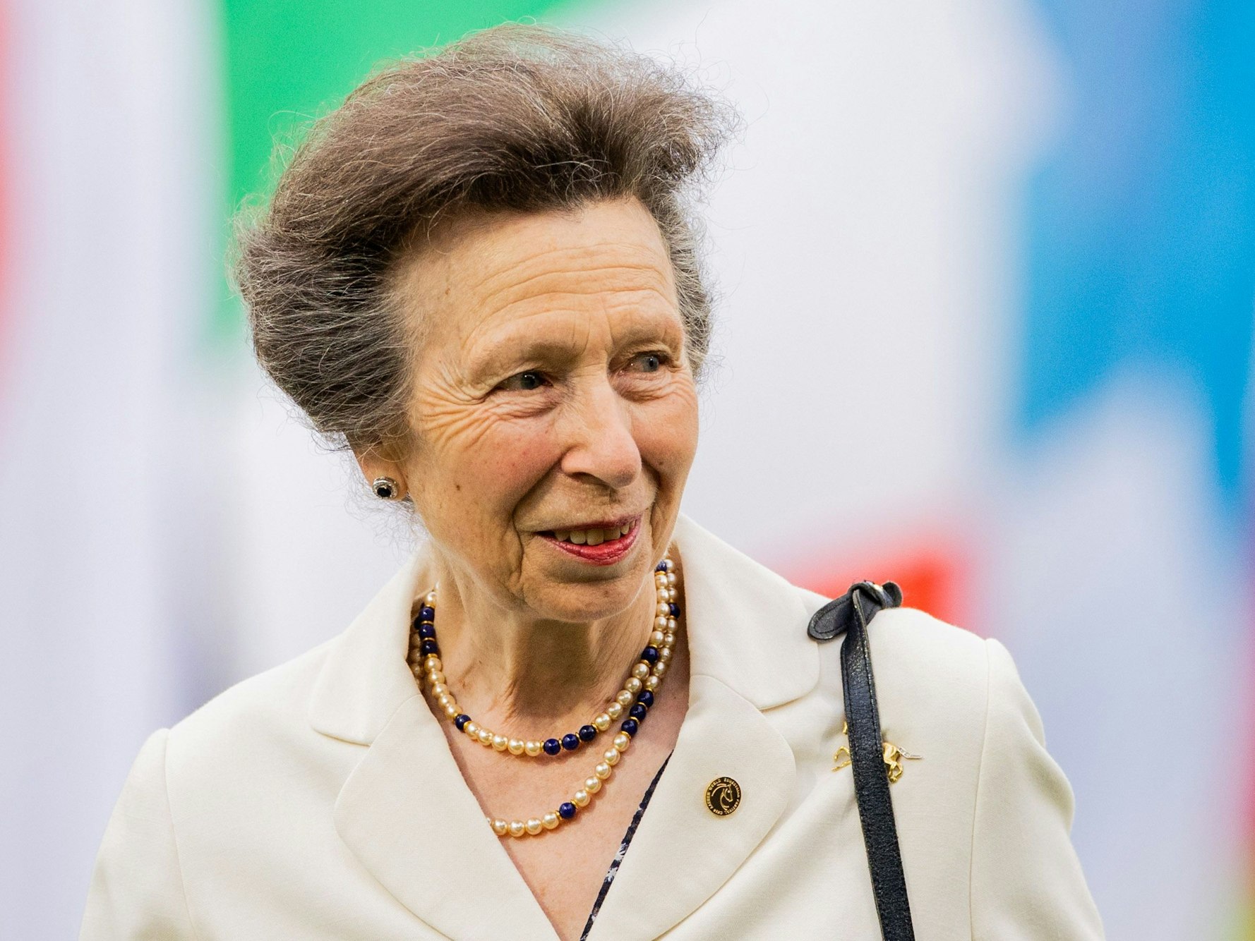 Prinzessin Anne steht im Stadion.