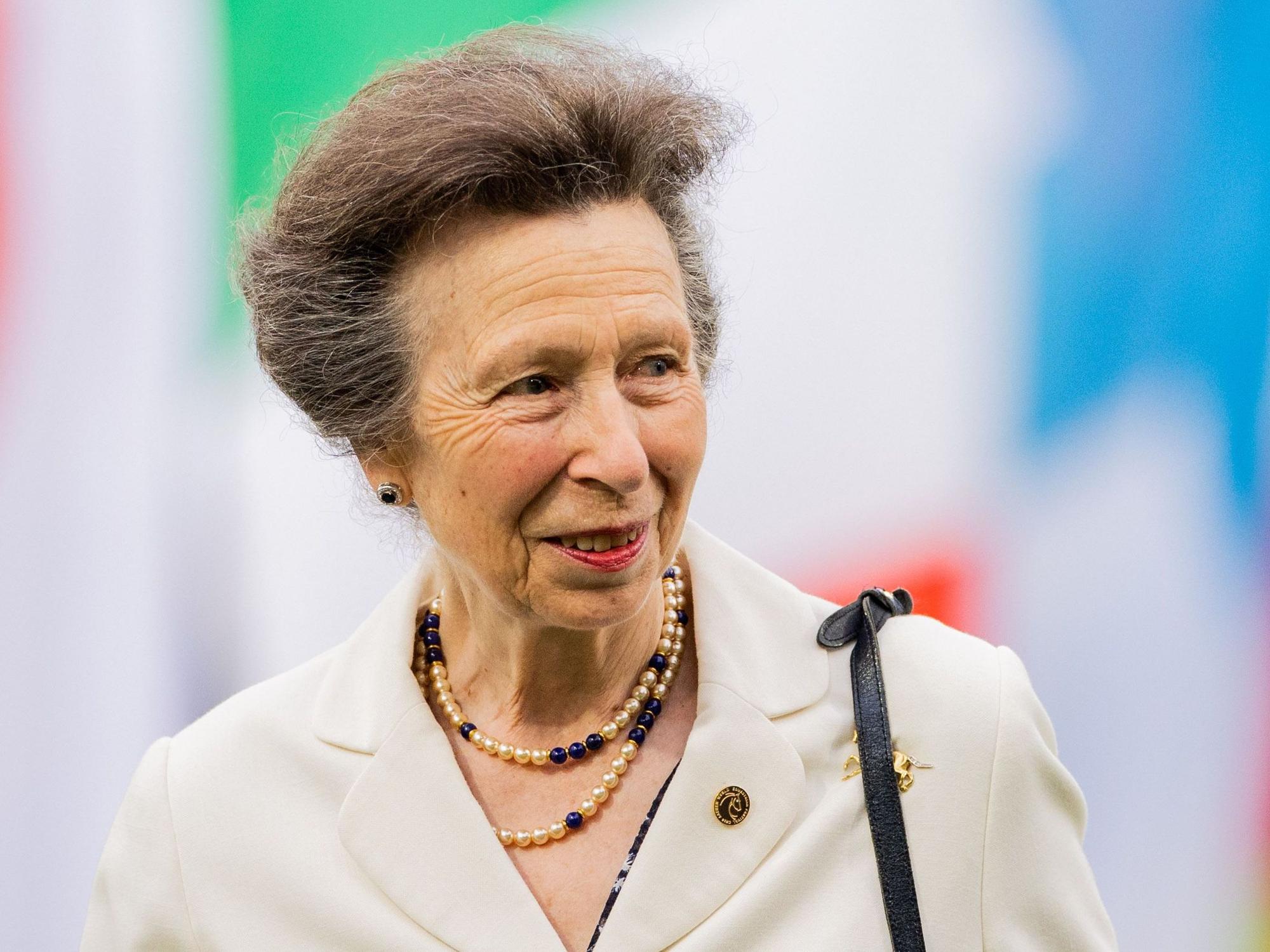 Prinzessin Anne steht im Stadion.