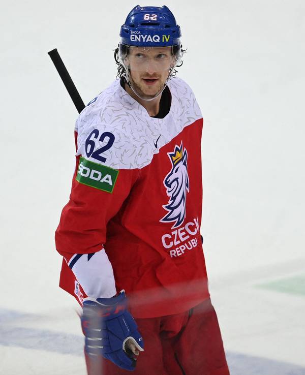 Andrej Sustr steht bei der Eishockey-WM im Tschechien-Trikot auf dem Eis.
