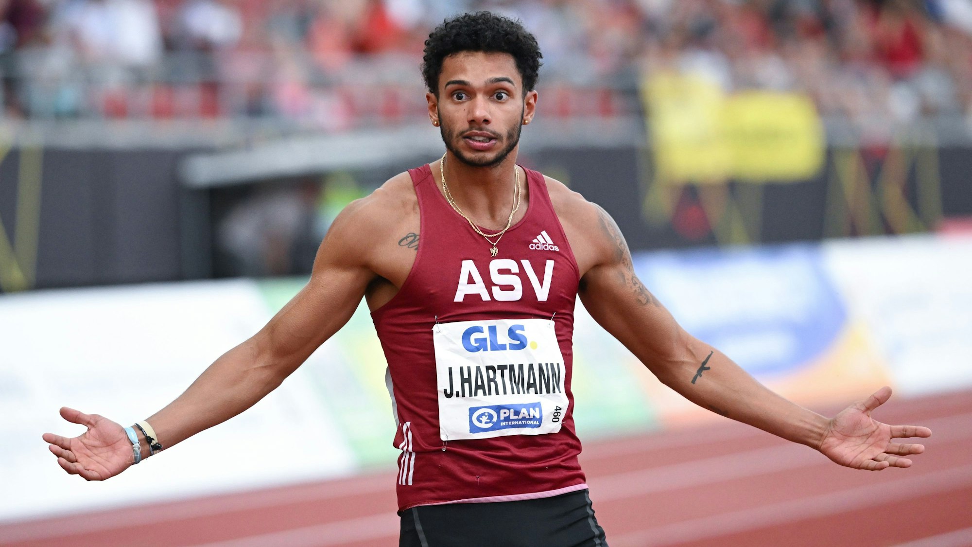 Joshua Hartmann breitet die Arme aus.