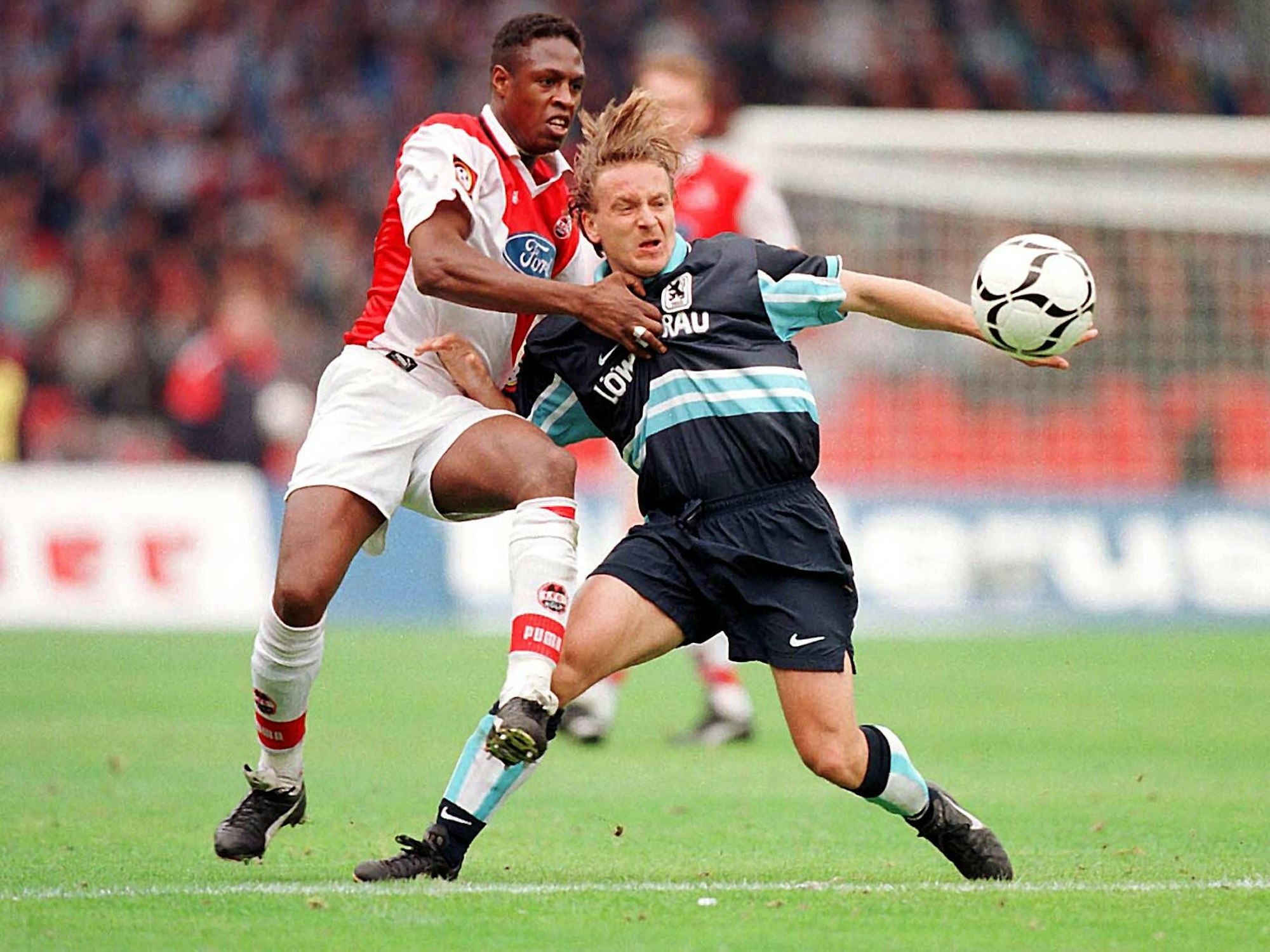 Pablo Thiam (Köln, li.) und Horst Heldt (München) im Kampf um den Ball.