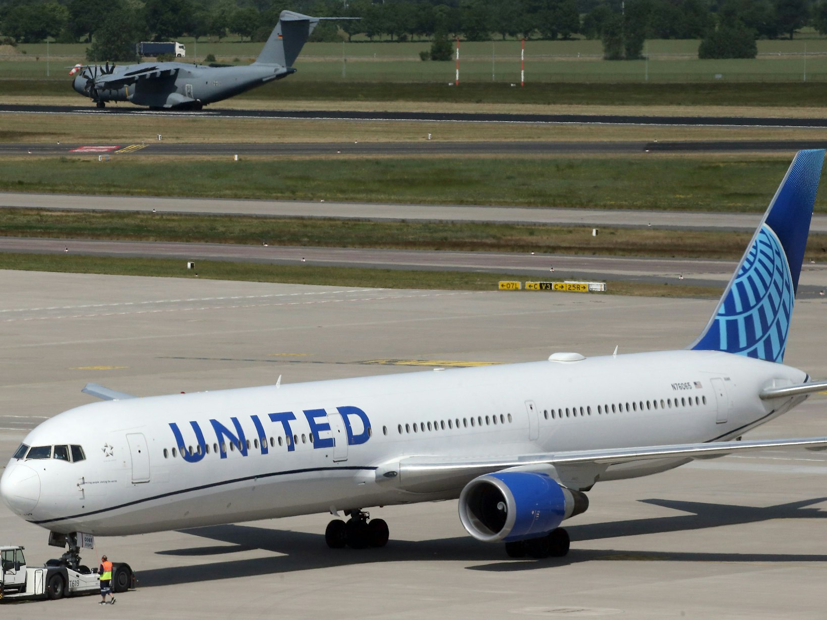Ein Flugzeug vom Typ Boeing 767-424(ER) der US-amerikanischen Fluggesellschaft United Airlines wird zum Erstflug von United Airlines von Berlin nach Washington, D.C., auf dem Flughafen Berlin Brandenburg Willy Brandt auf das Vorfeld gezogen, hier im Mai 2023.