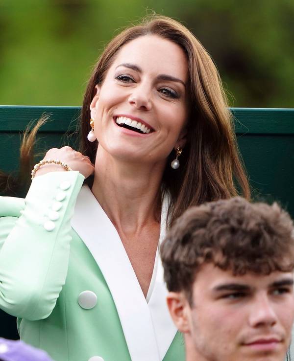 Kate Middleton, verfolgt in Wimbledon ein Tennisspiel. Neben ihr auf der Tribüne: Ex-Spielerin Laura Robson.