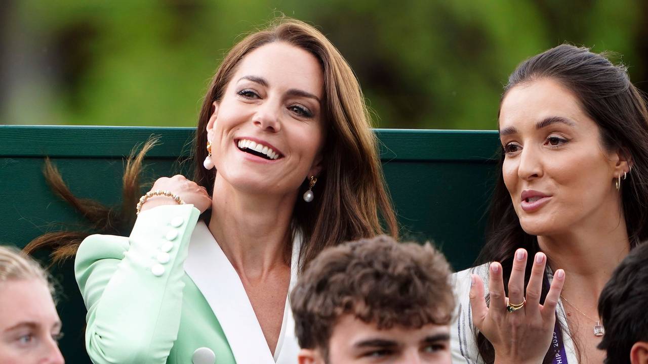 Kate Middleton, verfolgt in Wimbledon ein Tennisspiel. Neben ihr auf der Tribüne: Ex-Spielerin Laura Robson.