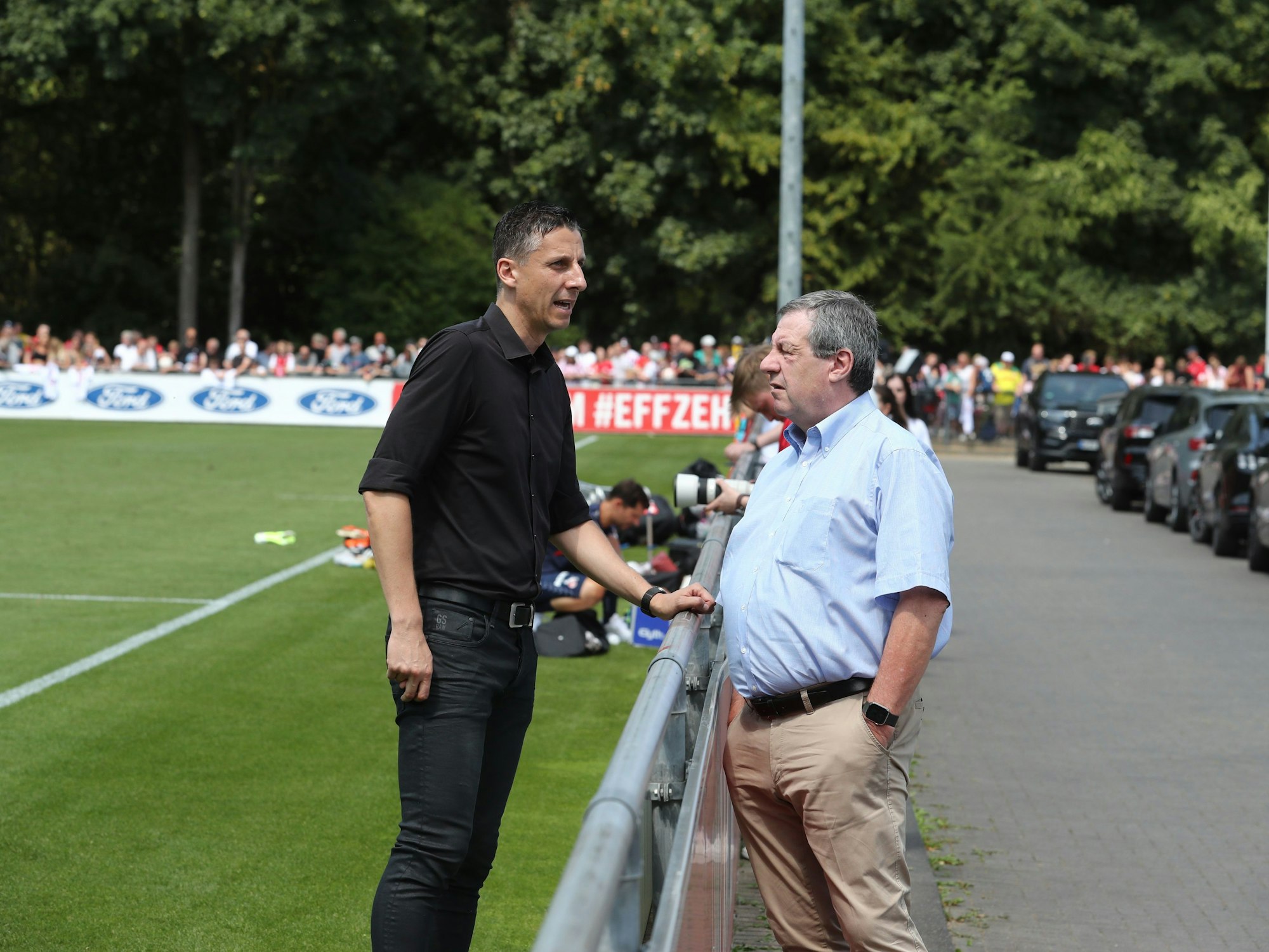 Christian Keller (li.) spricht mit Werner Wolf.