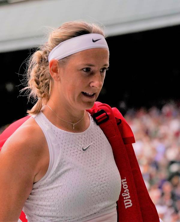 Viktoria Asarenka geht nach ihrem Wimbledon-Aus vom Platz.