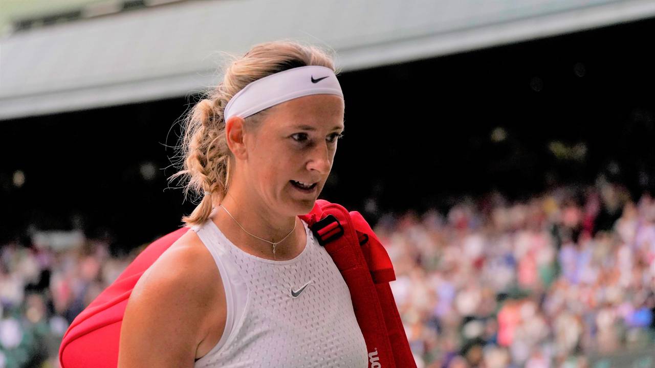 Viktoria Asarenka geht nach ihrem Wimbledon-Aus vom Platz.