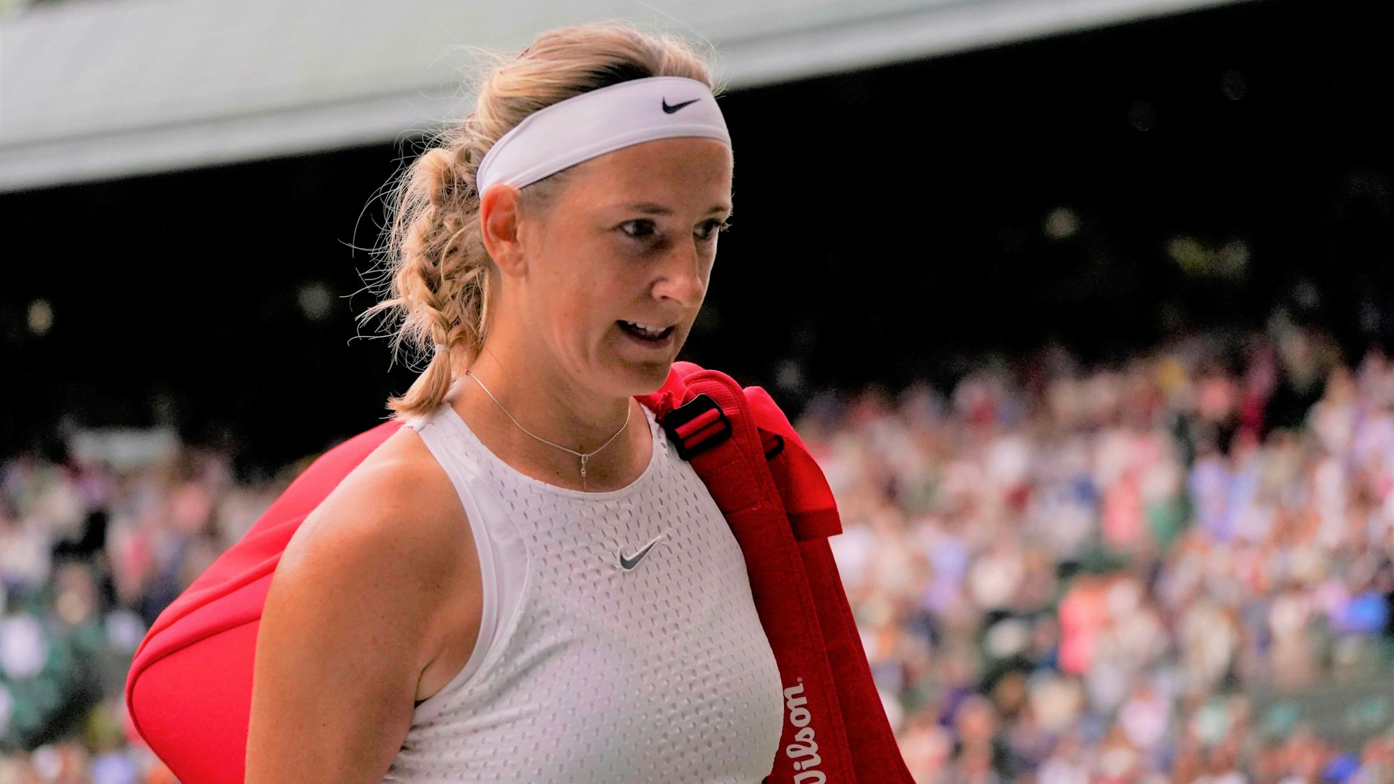 Viktoria Asarenka geht nach ihrem Wimbledon-Aus vom Platz.
