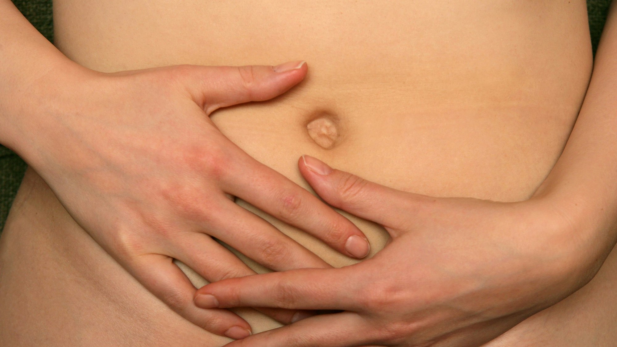 Das gestellte Foto zeigt eine Frau im brandenburgischen Sieversdorf (Oder-Spree), die die Hände auf den Unterleib drückt, aufgenommen am 29. Januar 2007.