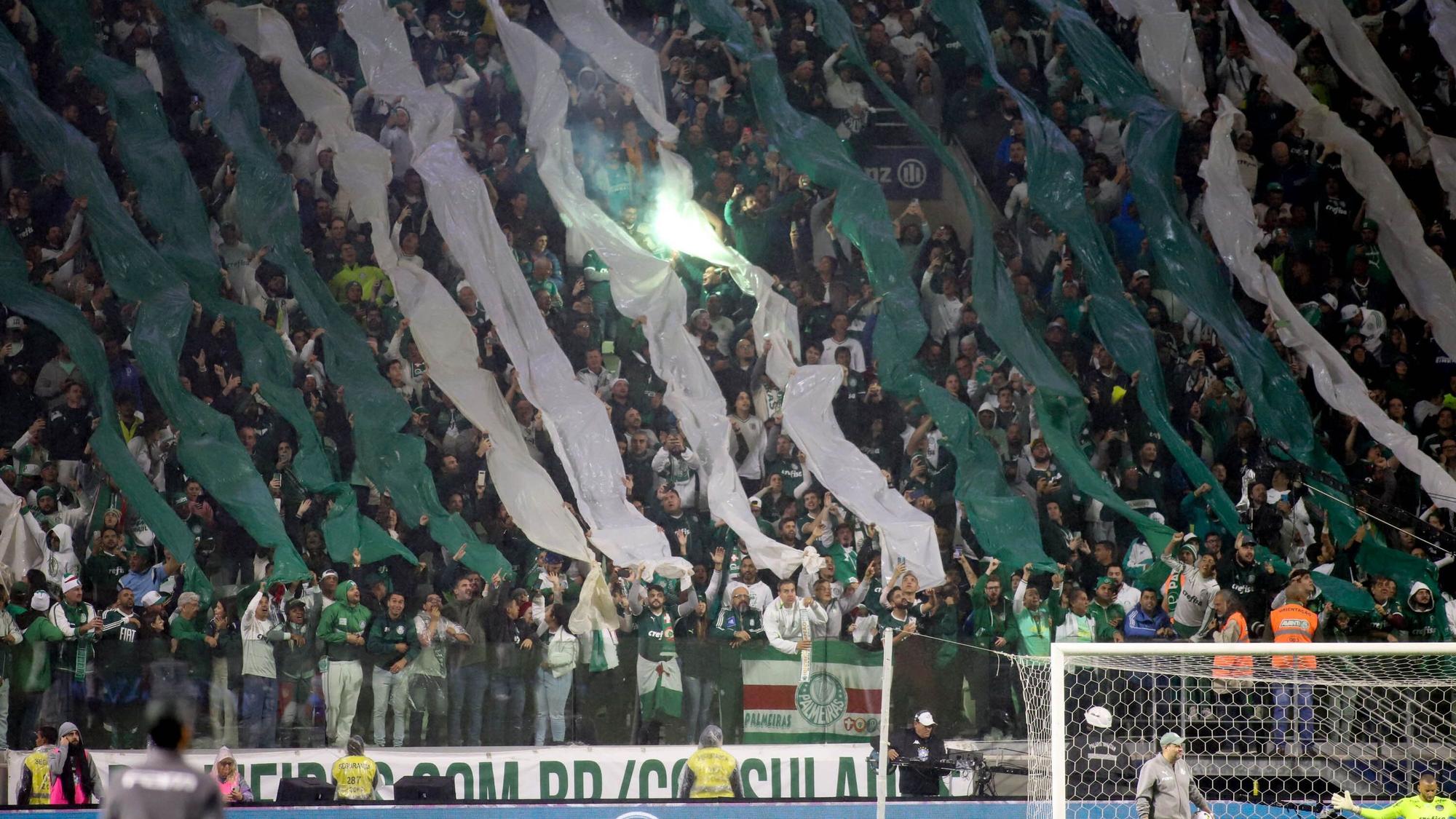 Die Fans von Palmeiras zeigen auf der Tribüne eine Choreographie.