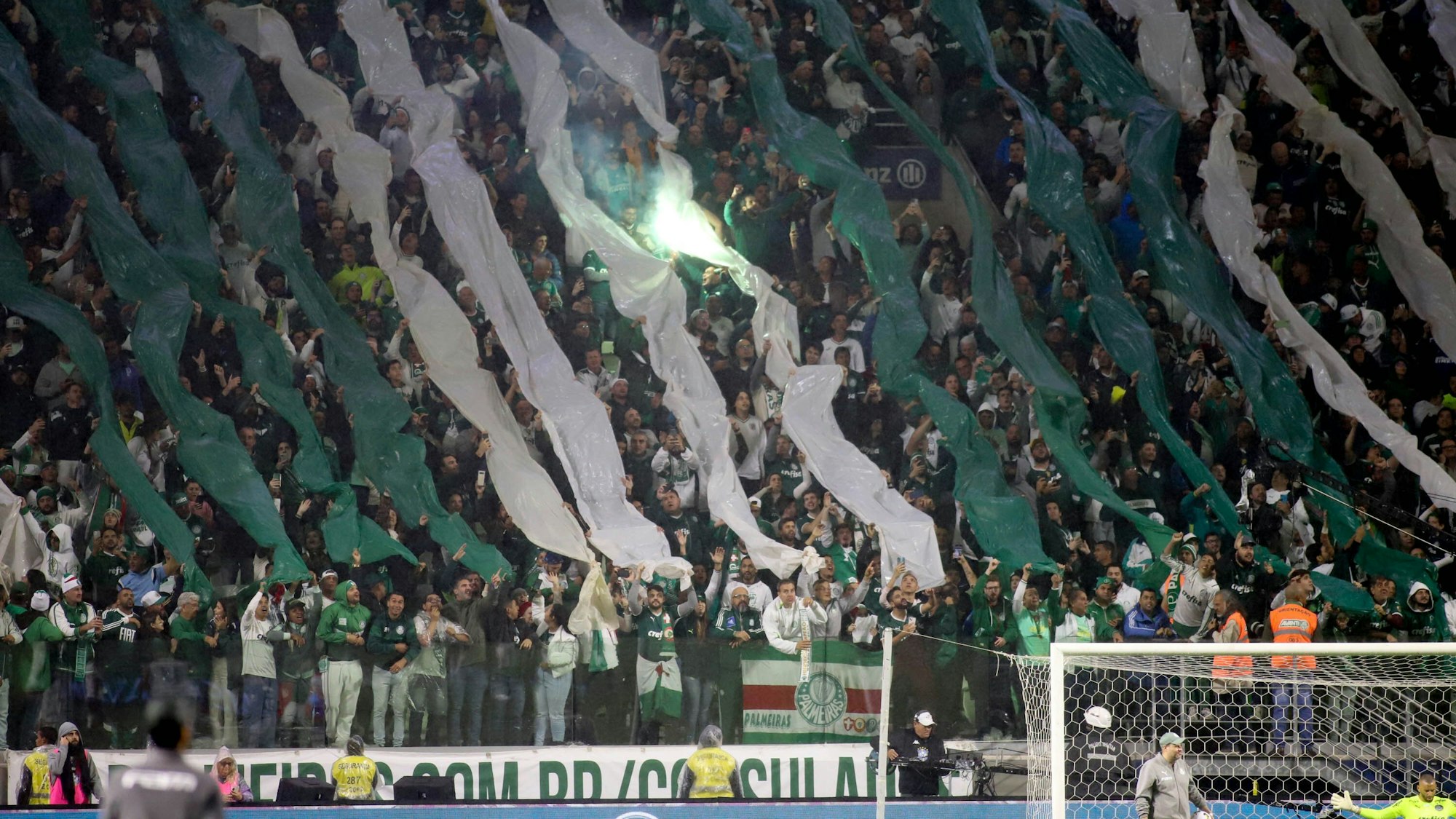 Die Fans von Palmeiras zeigen auf der Tribüne eine Choreographie.
