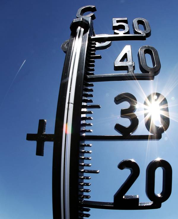 Die Sonne strahlt durch ein Thermometer, hier in Wiesbaden im Juni 2015.