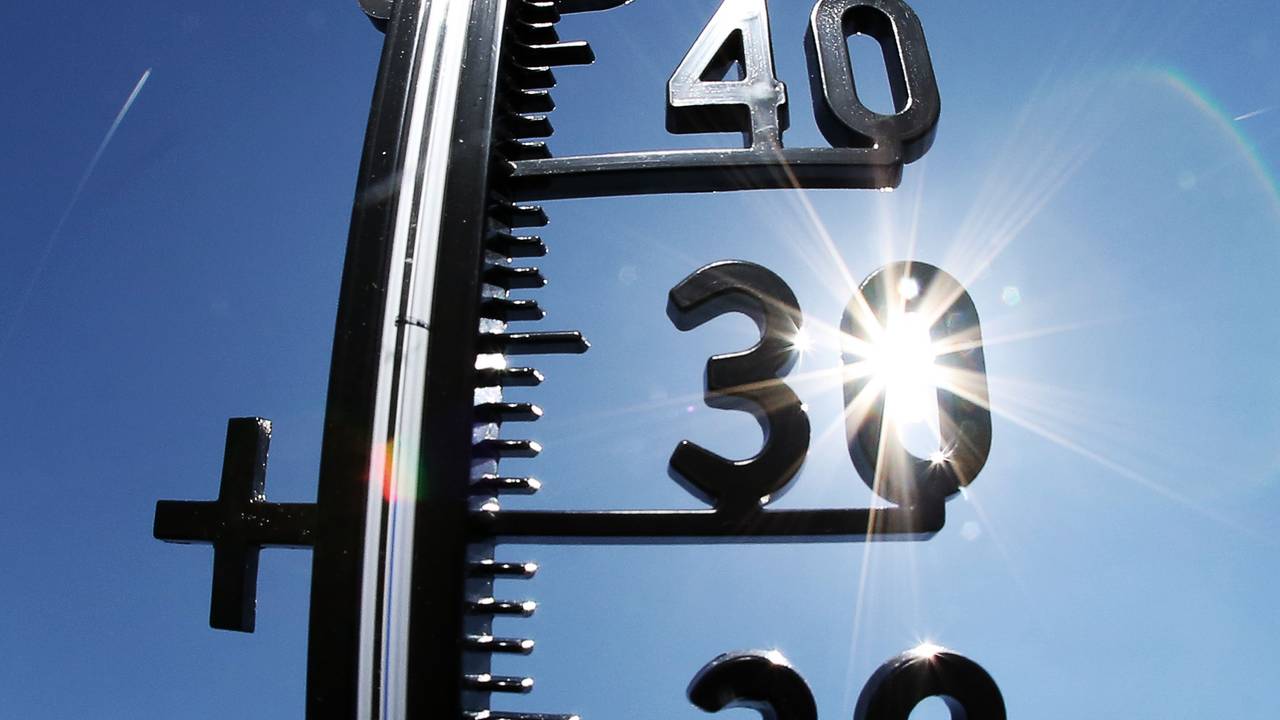 Die Sonne strahlt durch ein Thermometer, hier in Wiesbaden im Juni 2015.